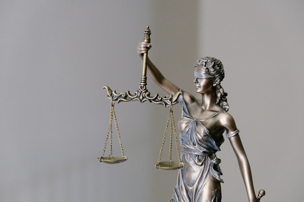 Legal IPTV providers in the USA — Lady Justice statue holding scales, symbolising licensed and lawful IPTV services | OTT-TV